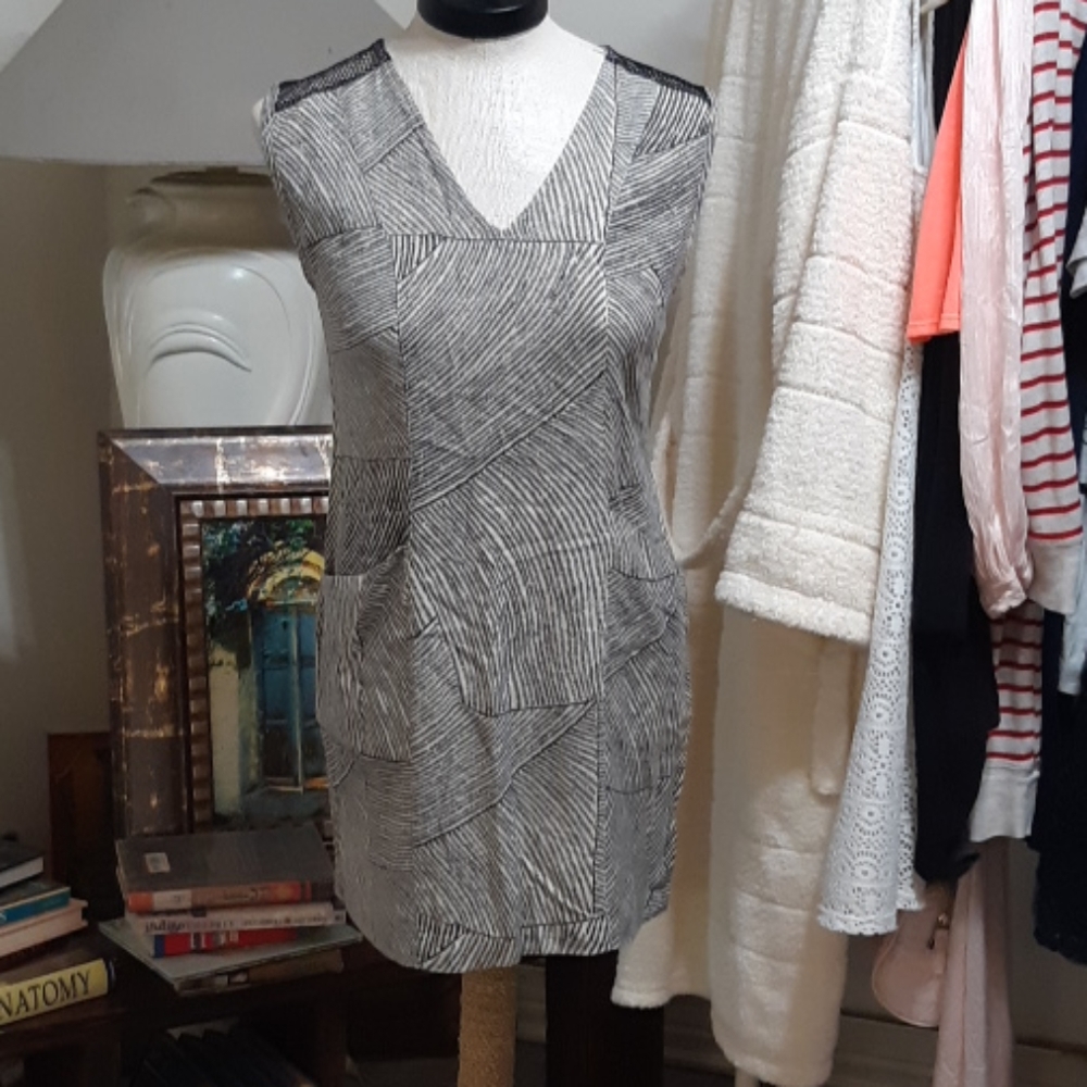 Womens Dress Sz Medium Gray Lined Print Black mesh open back Short Sleeve b37